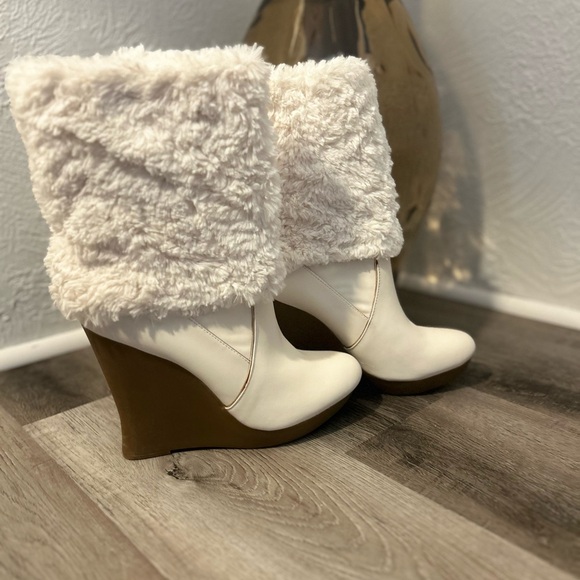 Jennifer Lopez Cream Colored Fur Boots - Picture 1 of 7